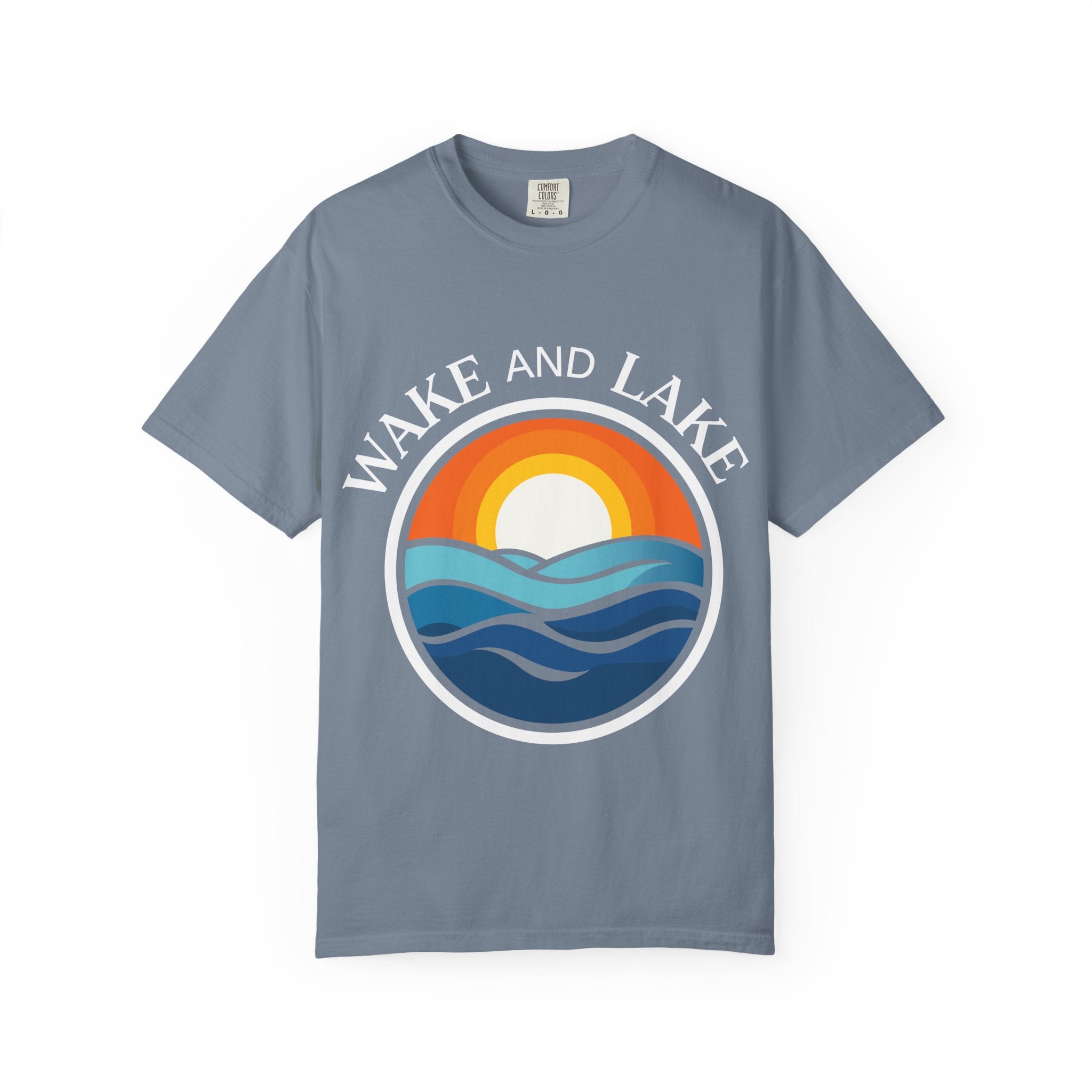 Wake and Lake Circle Crest Arch Tee worn at a lake dock
Lake life t-shirt with arch circle crest logo graphic
Soft unisex summer boating tee with arch design
Wake and Lake branded arch graphic cotton shirt

