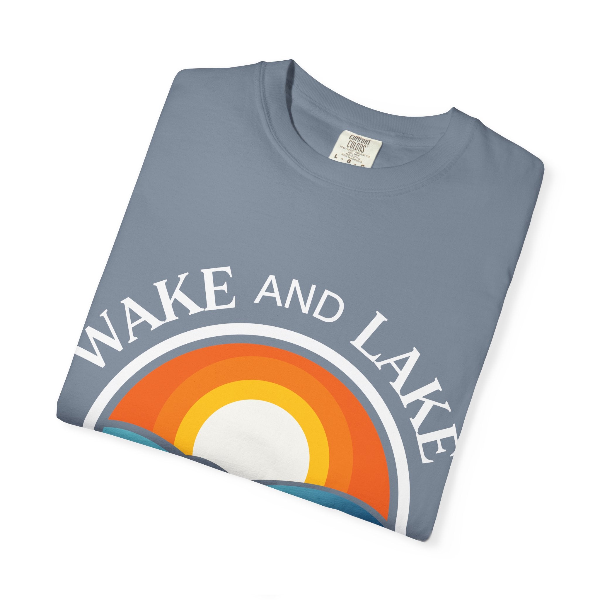 Wake and Lake Circle Crest Arch Tee worn at a lake dock
Lake life t-shirt with arch circle crest logo graphic
Soft unisex summer boating tee with arch design
Wake and Lake branded arch graphic cotton shirt
