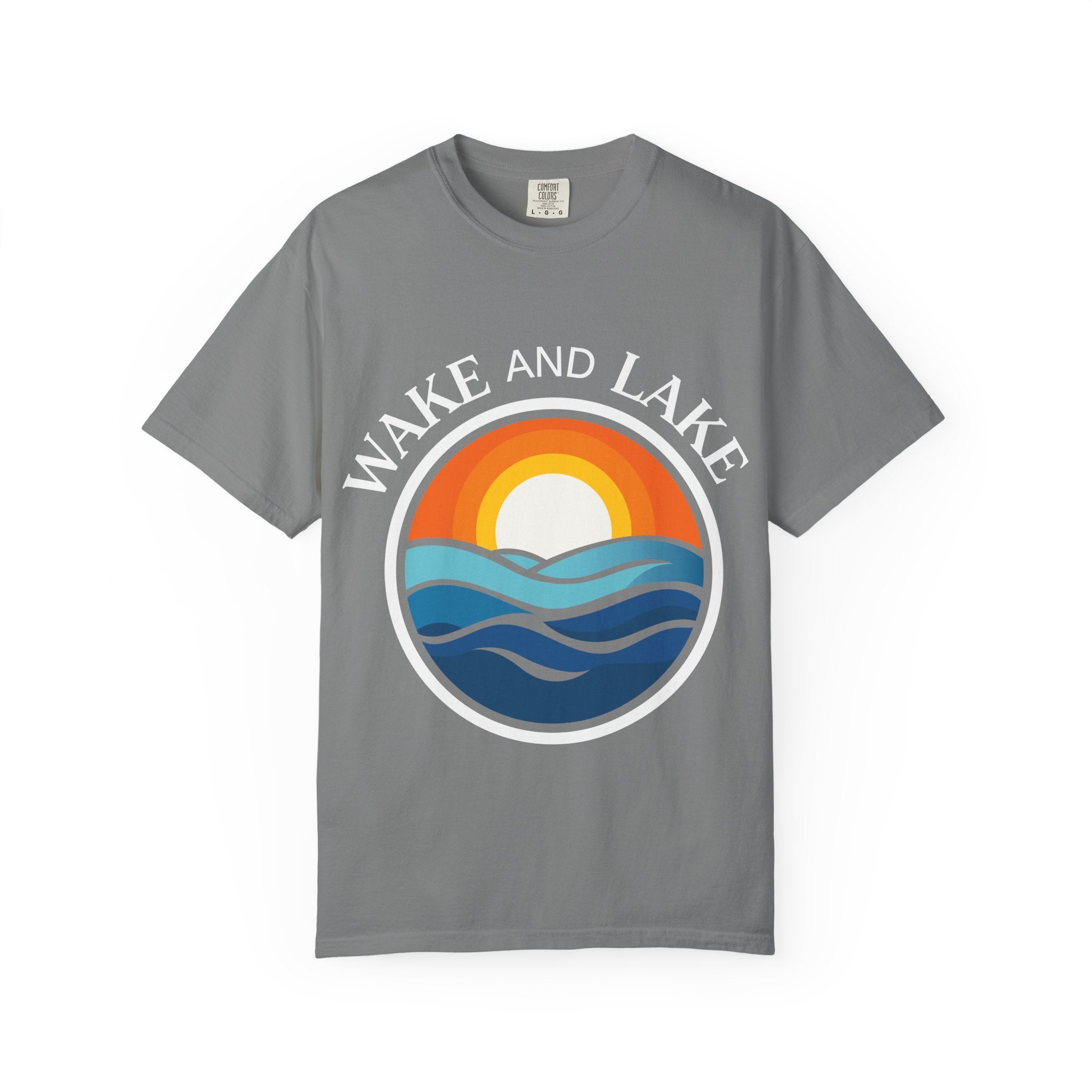 Wake and Lake Circle Crest Arch Tee worn at a lake dock
Lake life t-shirt with arch circle crest logo graphic
Soft unisex summer boating tee with arch design
Wake and Lake branded arch graphic cotton shirt
