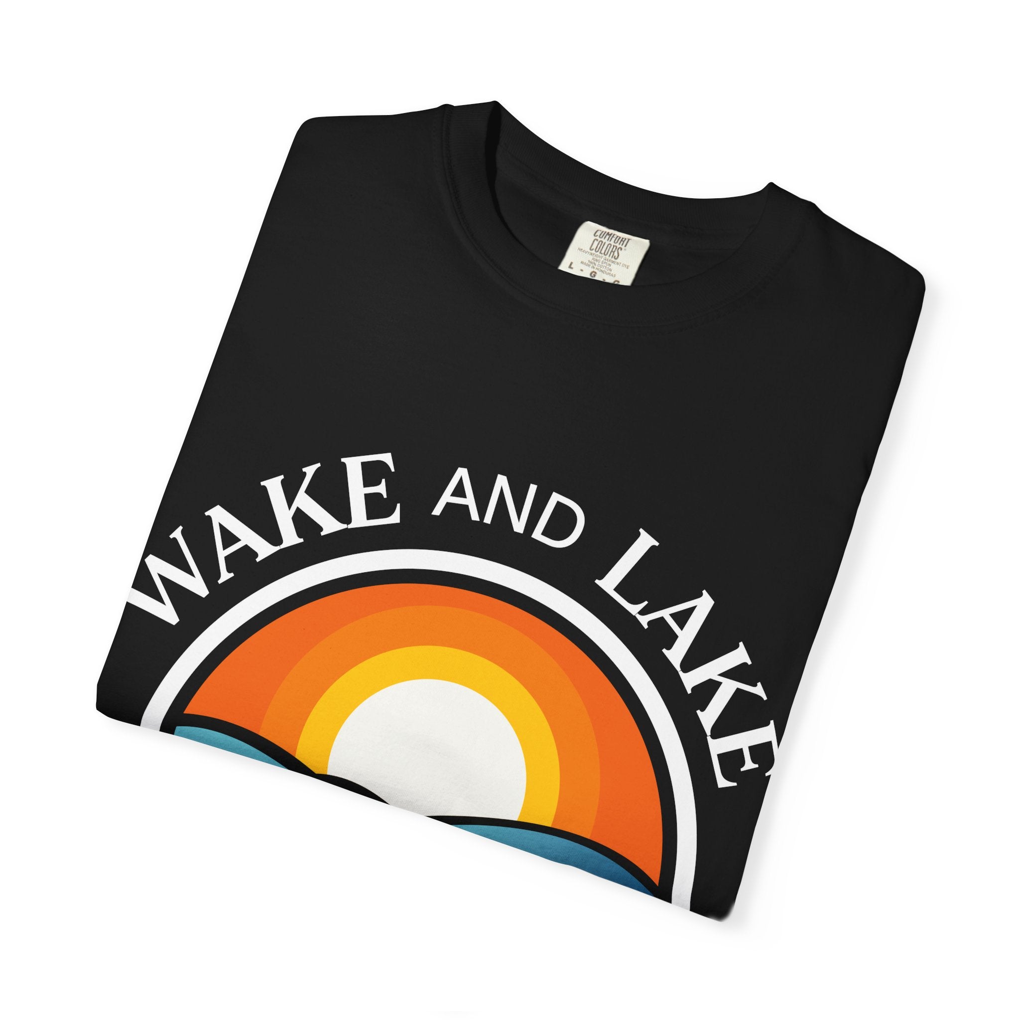 Wake and Lake Circle Crest Arch Tee worn at a lake dock
Lake life t-shirt with arch circle crest logo graphic
Soft unisex summer boating tee with arch design
Wake and Lake branded arch graphic cotton shirt
