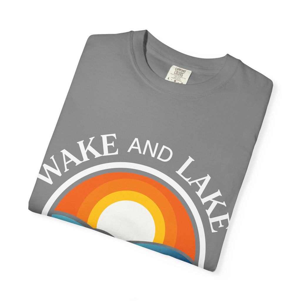 Wake and Lake Circle Crest Arch Tee worn at a lake dock
Lake life t-shirt with arch circle crest logo graphic
Soft unisex summer boating tee with arch design
Wake and Lake branded arch graphic cotton shirt
