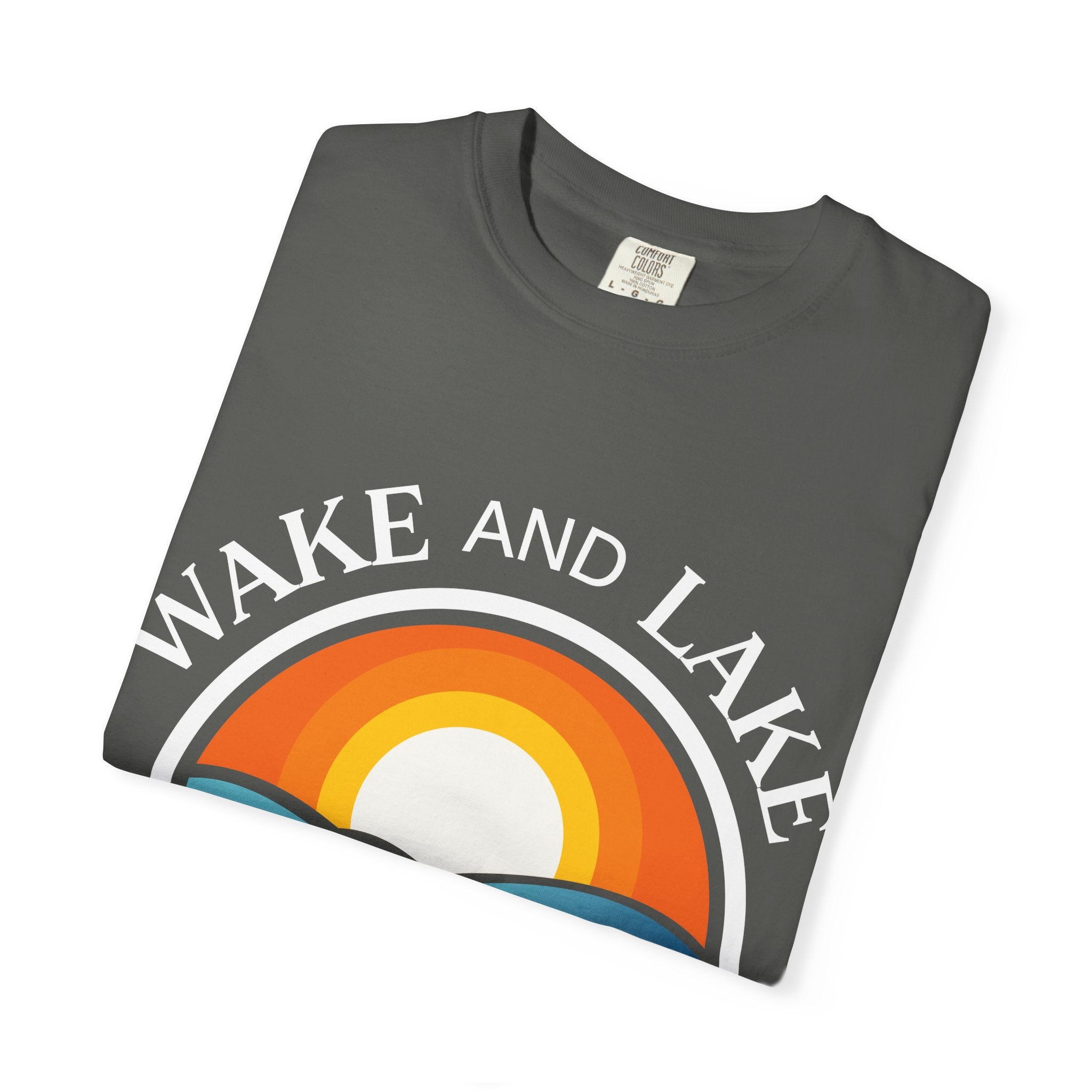 Wake and Lake Circle Crest Arch Tee worn at a lake dock
Lake life t-shirt with arch circle crest logo graphic
Soft unisex summer boating tee with arch design
Wake and Lake branded arch graphic cotton shirt
