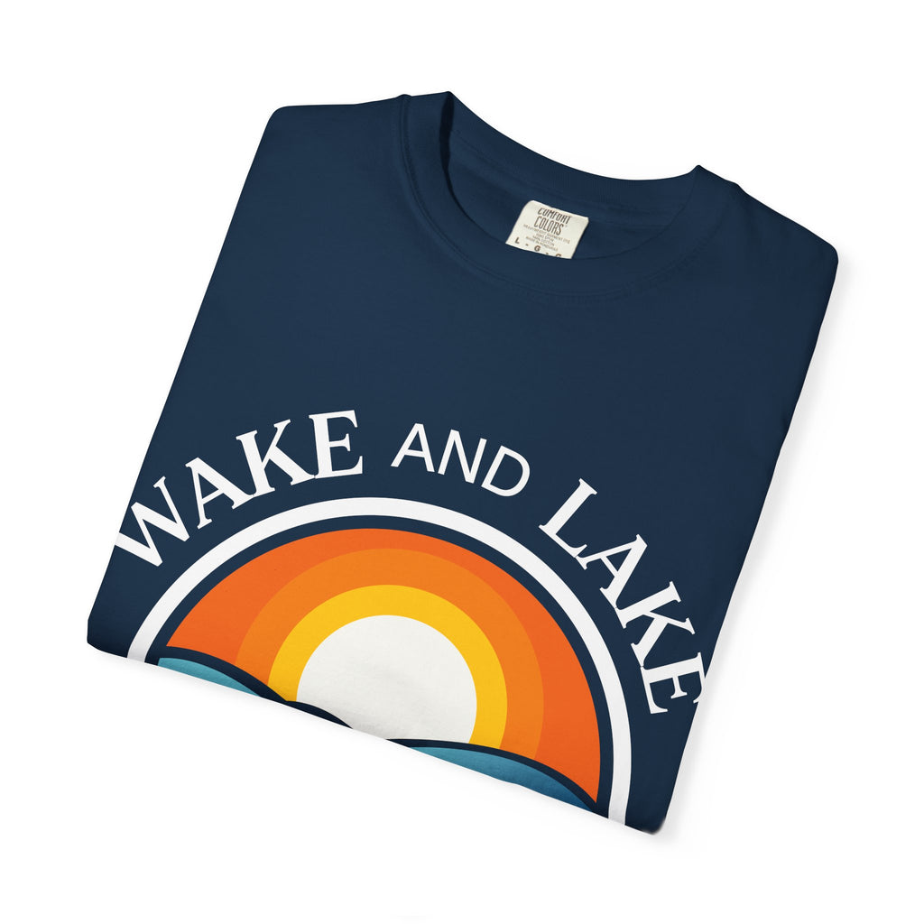 Wake and Lake Circle Crest Arch Tee worn at a lake dock
Lake life t-shirt with arch circle crest logo graphic
Soft unisex summer boating tee with arch design
Wake and Lake branded arch graphic cotton shirt
