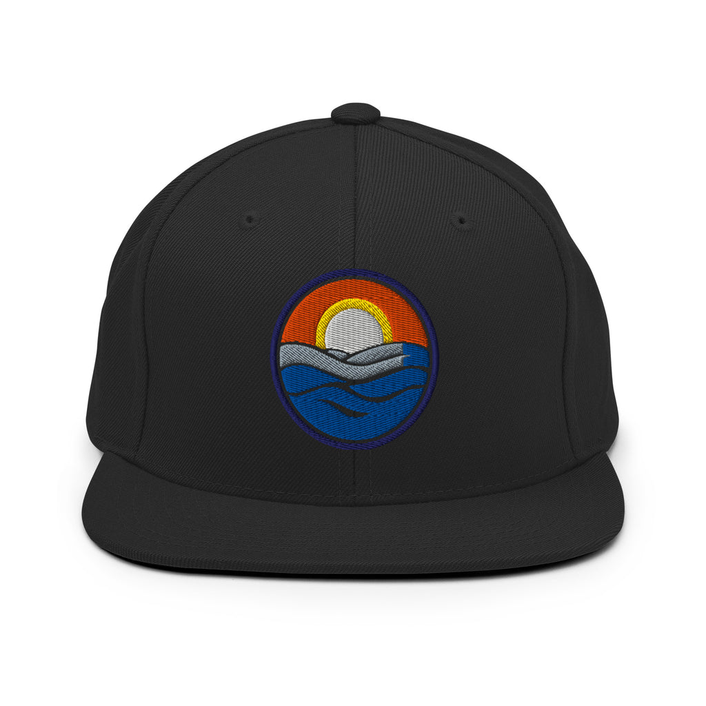 Wake and Lake Circle Crest Snapback Hat worn backwards on a lake boat
Structured snapback lake life hat with circle crest embroidery
Boating snapback cap with Wake and Lake branding
Adjustable circle crest hat for summer lake days
