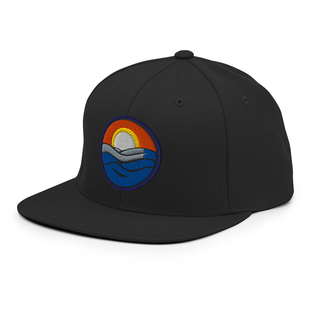 Wake and Lake Circle Crest Snapback Hat worn backwards on a lake boat
Structured snapback lake life hat with circle crest embroidery
Boating snapback cap with Wake and Lake branding
Adjustable circle crest hat for summer lake days
