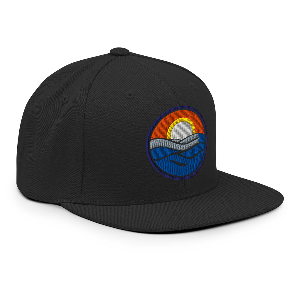 Wake and Lake Circle Crest Snapback Hat worn backwards on a lake boat
Structured snapback lake life hat with circle crest embroidery
Boating snapback cap with Wake and Lake branding
Adjustable circle crest hat for summer lake days
